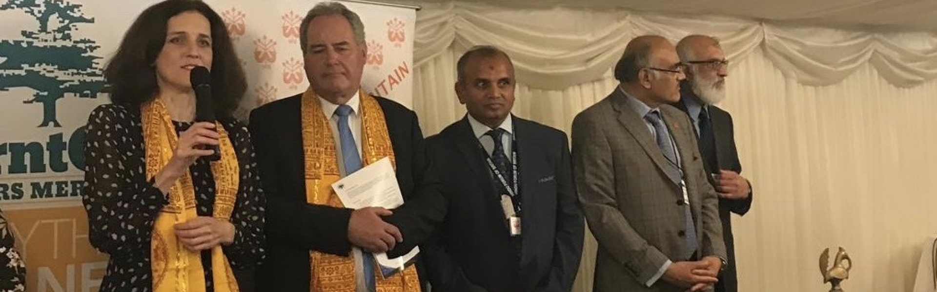 Villiers celebrates Diwali in Parliament