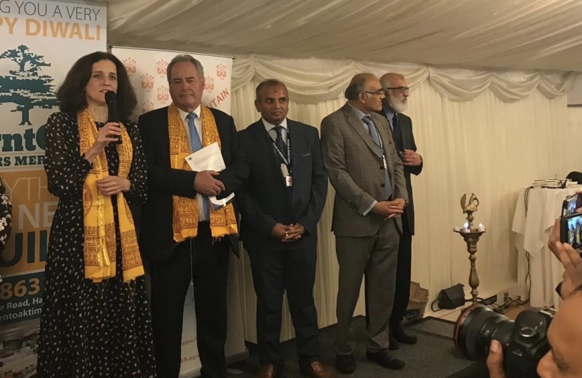 Villiers celebrates Diwali in Parliament