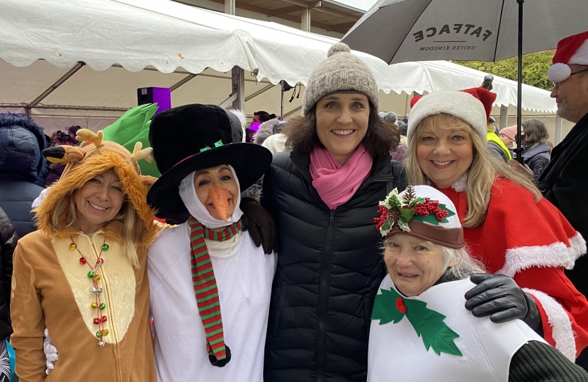 Theresa Villiers MP attends Barnet Christmas Fair