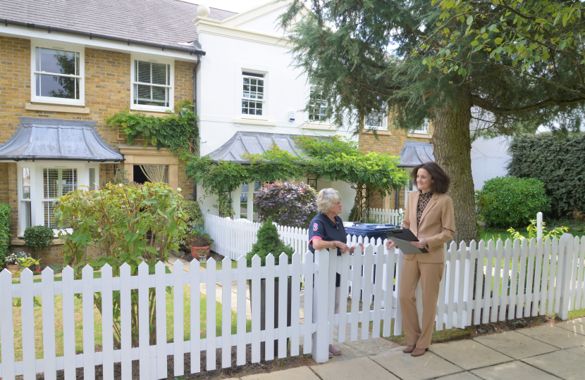 Theresa Villiers campaigns against ULEZ expansion in Hadley Highstone