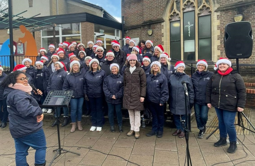 Theresa Villiers MP meets the Big Choir at the East Barnet Christmas Fair 2023