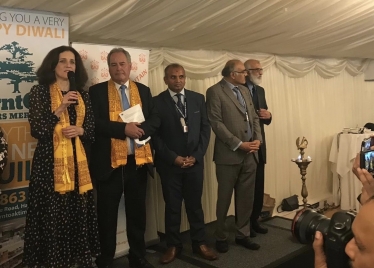 Villiers celebrates Diwali in Parliament