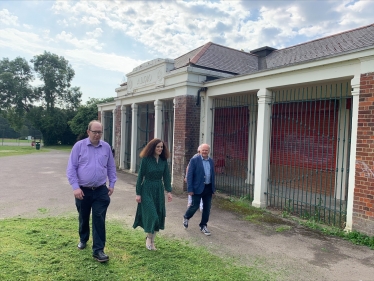 Theresa Villiers MP, Julian Teare, David Longstaff and Wendy Prentice visit Tudor Park