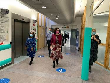 Theresa Villiers visits Barnet Hospital