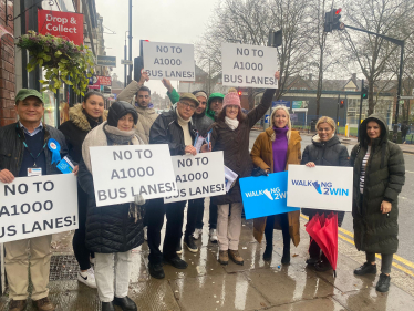 Protest against new bus lanes on the A1000