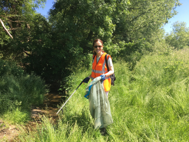 Theresa Villiers MP taking part in a volunteer litter-pick